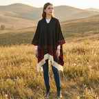 Cape poncho femme ouverte à motif et franges, portée de face par une femme