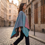 Cape poncho femme ouverte colorblock portée de profil par une femme marchant