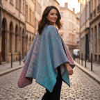 Cape poncho femme ouverte colorblock portée de dos par une femme, affichant ses teintes bleues