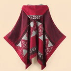 Cape poncho femme ouverte rouge à franges présentée à plat, vue de dos