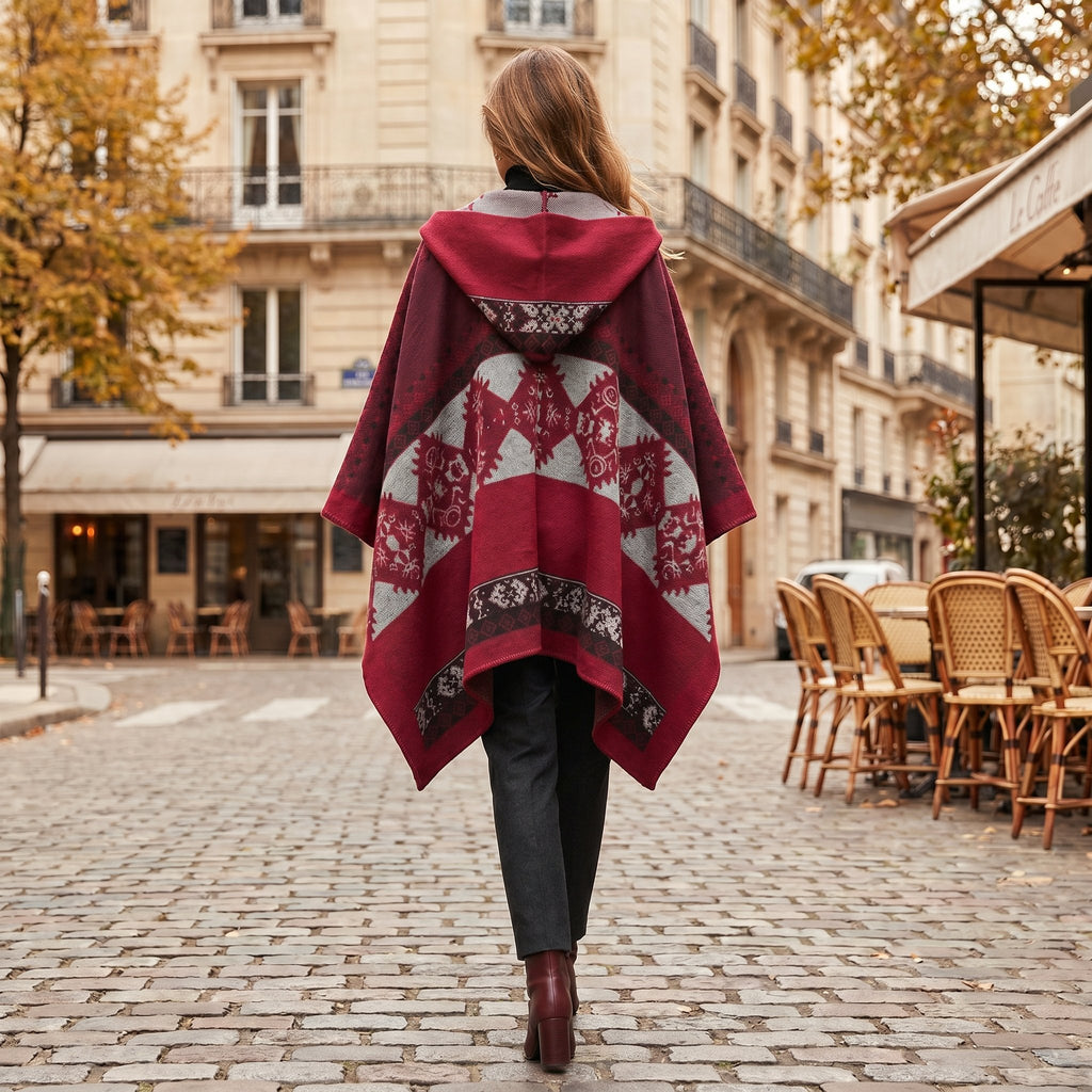 Cape poncho femme ouverte rouge à franges portée de dos par une femme en extérieur