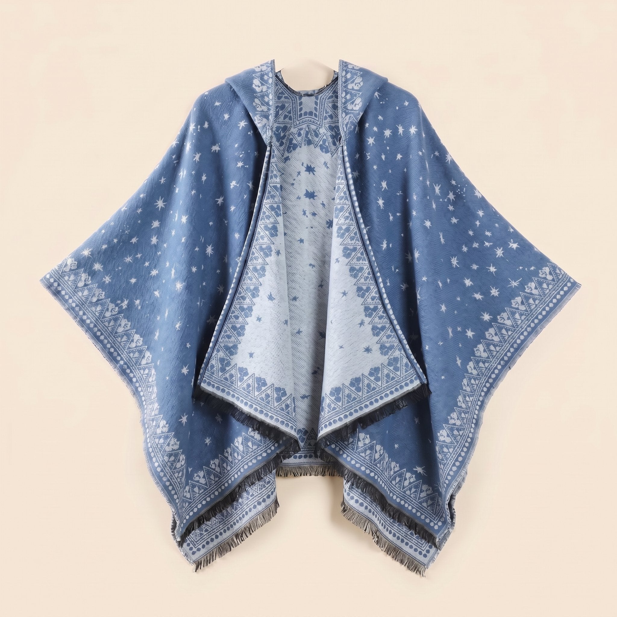 Cape poncho homme ouverte motif bandana bleu et gris clair, présentée à plat, avec sa capuche et ses motifs