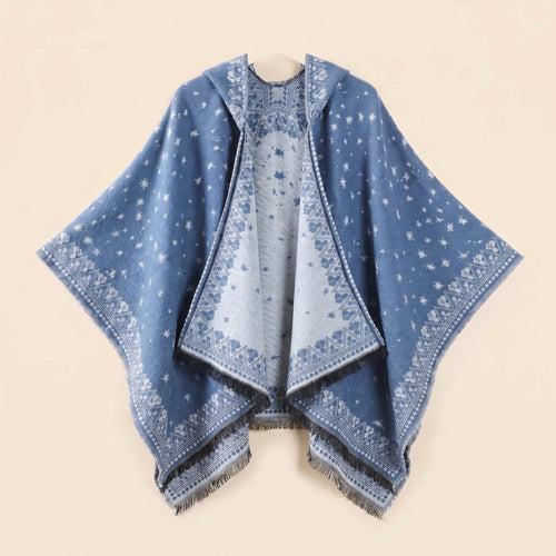 Cape poncho homme ouverte motif bandana bleu et gris clair, présentée à plat, avec sa capuche et ses motifs