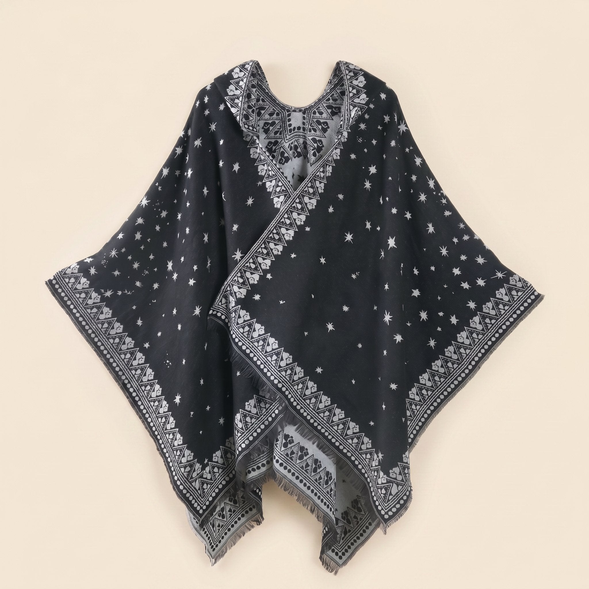 Cape poncho homme ouverte motif bandana noir et blanc, posée à plat, mettant en valeur ses motifs étoilés