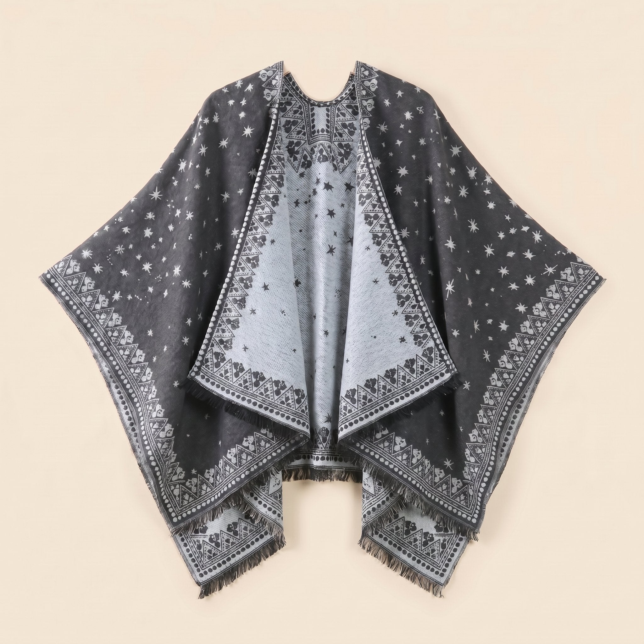 Cape poncho homme ouverte motif bandana gris foncé et clair, présentée à plat, montrant l'intérieur du vêtement