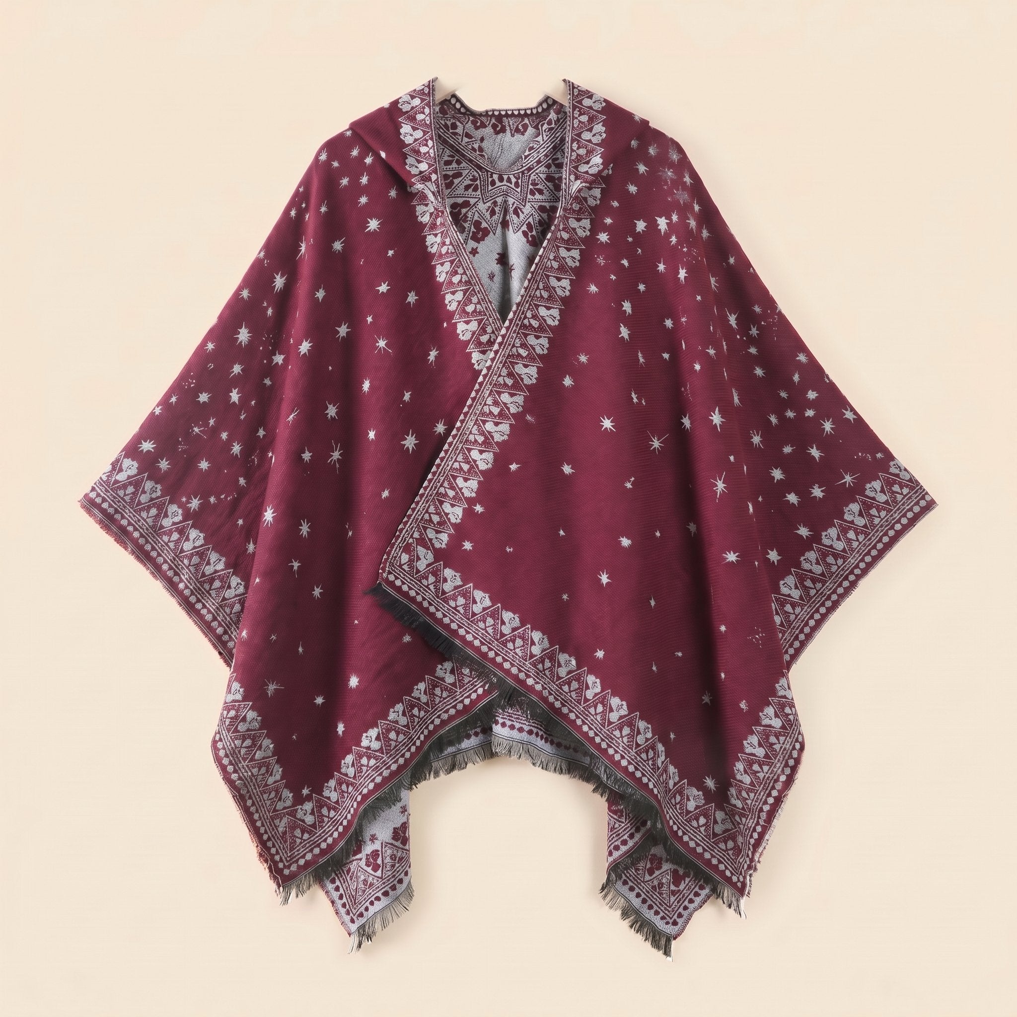Cape poncho homme ouverte motif bandana bordeaux et gris clair, posée à plat, avec sa capuche et ses franges
