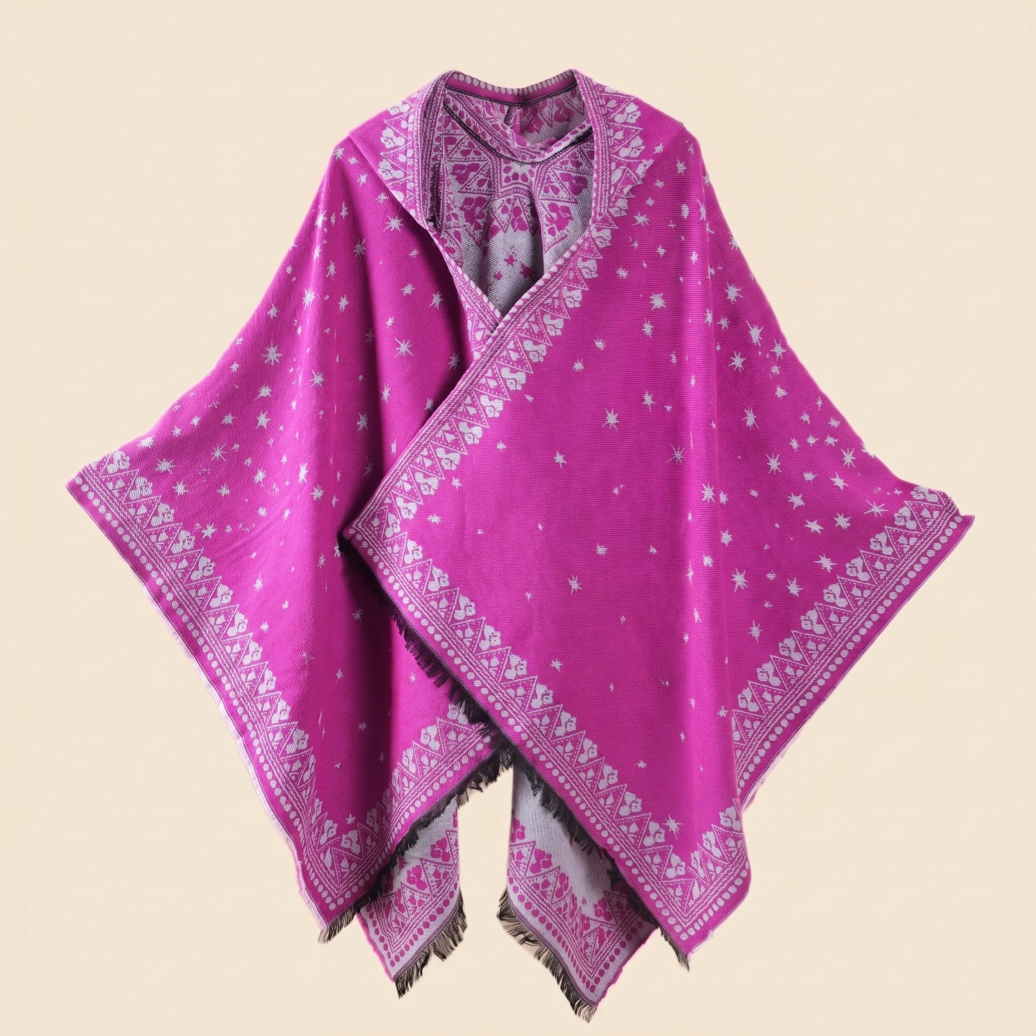Cape poncho homme ouverte motif bandana fuchsia et blanc, présentée à plat avec sa capuche visible