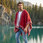 Cape poncho homme ouverte motif bandana rouge et blanc, portée par un homme de face en extérieur près d'un lac