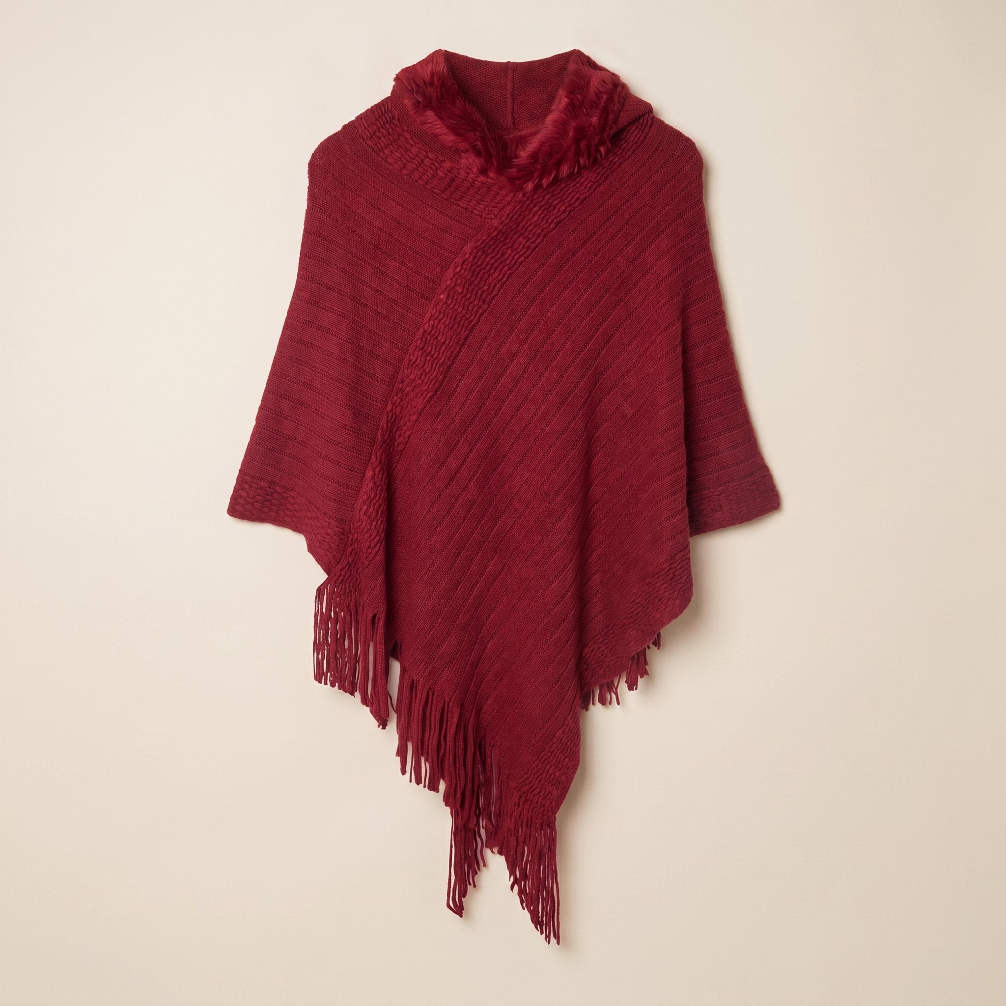 Poncho à capuche femme en maille à franges, coloris bordeaux, vue de face, avec les détails des franges