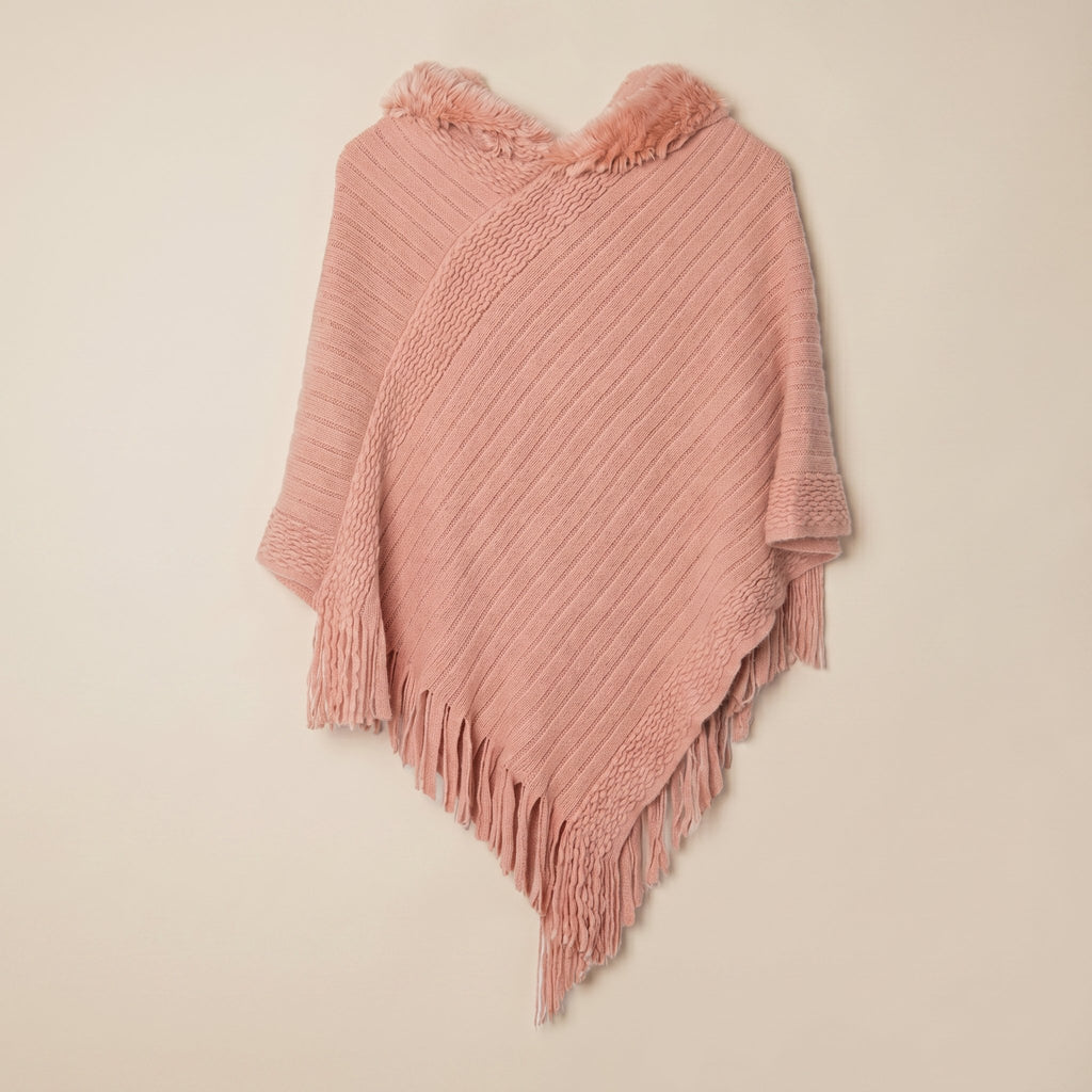 Poncho à capuche femme en maille à franges, coloris rose poudré, présenté à plat sur un fond neutre