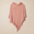 Poncho à capuche femme en maille à franges, coloris rose poudré, présenté à plat sur un fond neutre