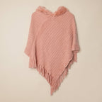 Poncho à capuche femme en maille à franges, coloris rose poudré, présenté à plat sur un fond neutre