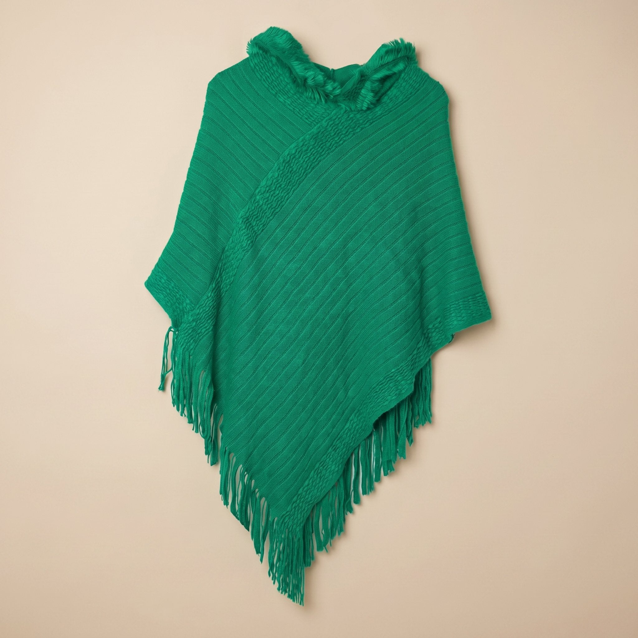 Poncho à capuche femme en maille à franges, coloris vert émeraude, vu de face sur fond clair