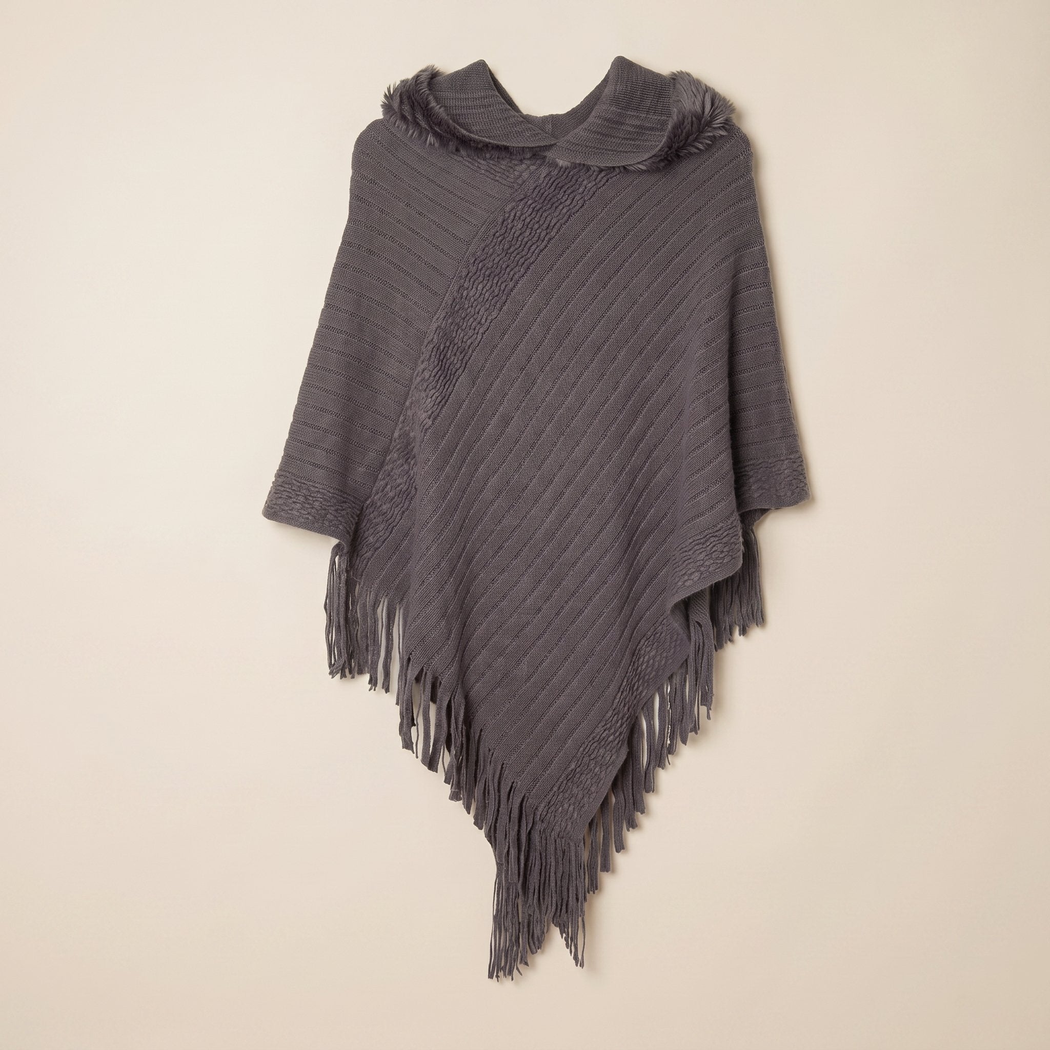 Poncho à capuche femme en maille à franges, coloris gris anthracite, présenté à plat, vue d'ensemble