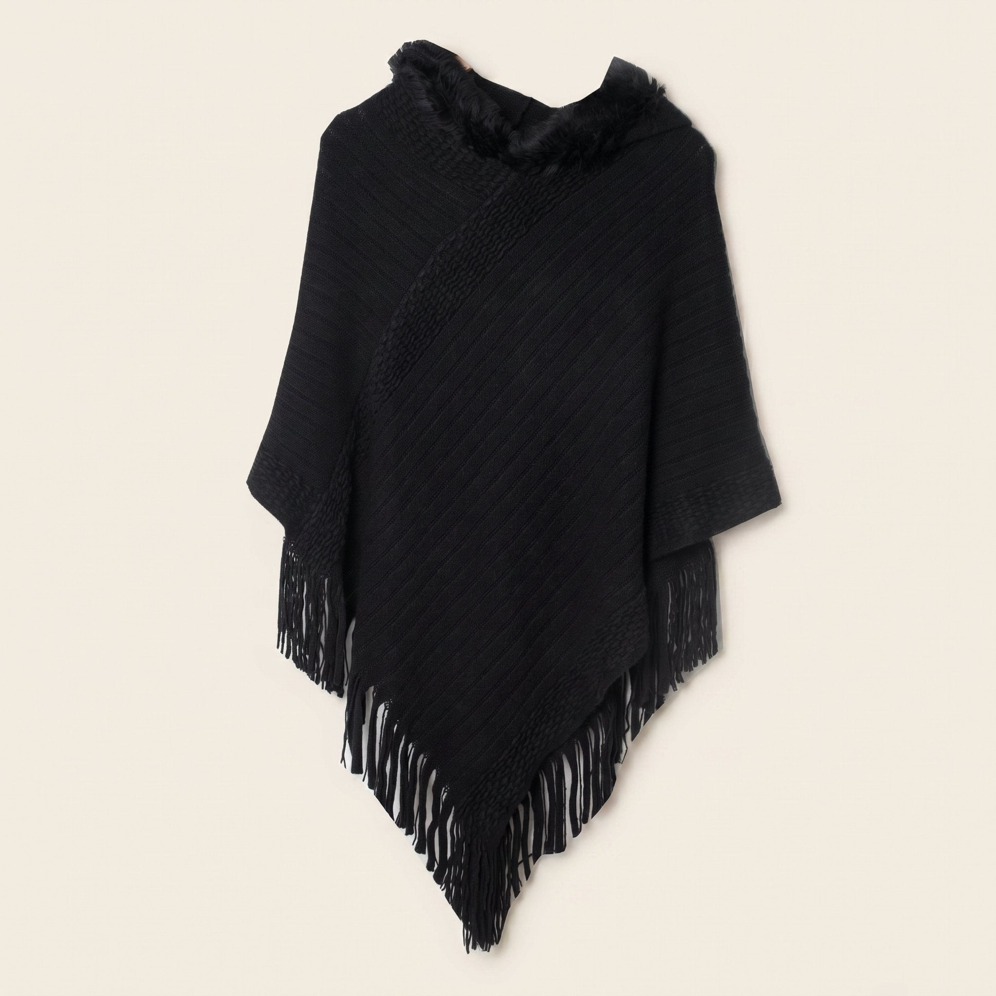 Poncho à capuche femme en maille à franges, coloris noir, présenté à plat, avec sa capuche en fausse fourrure