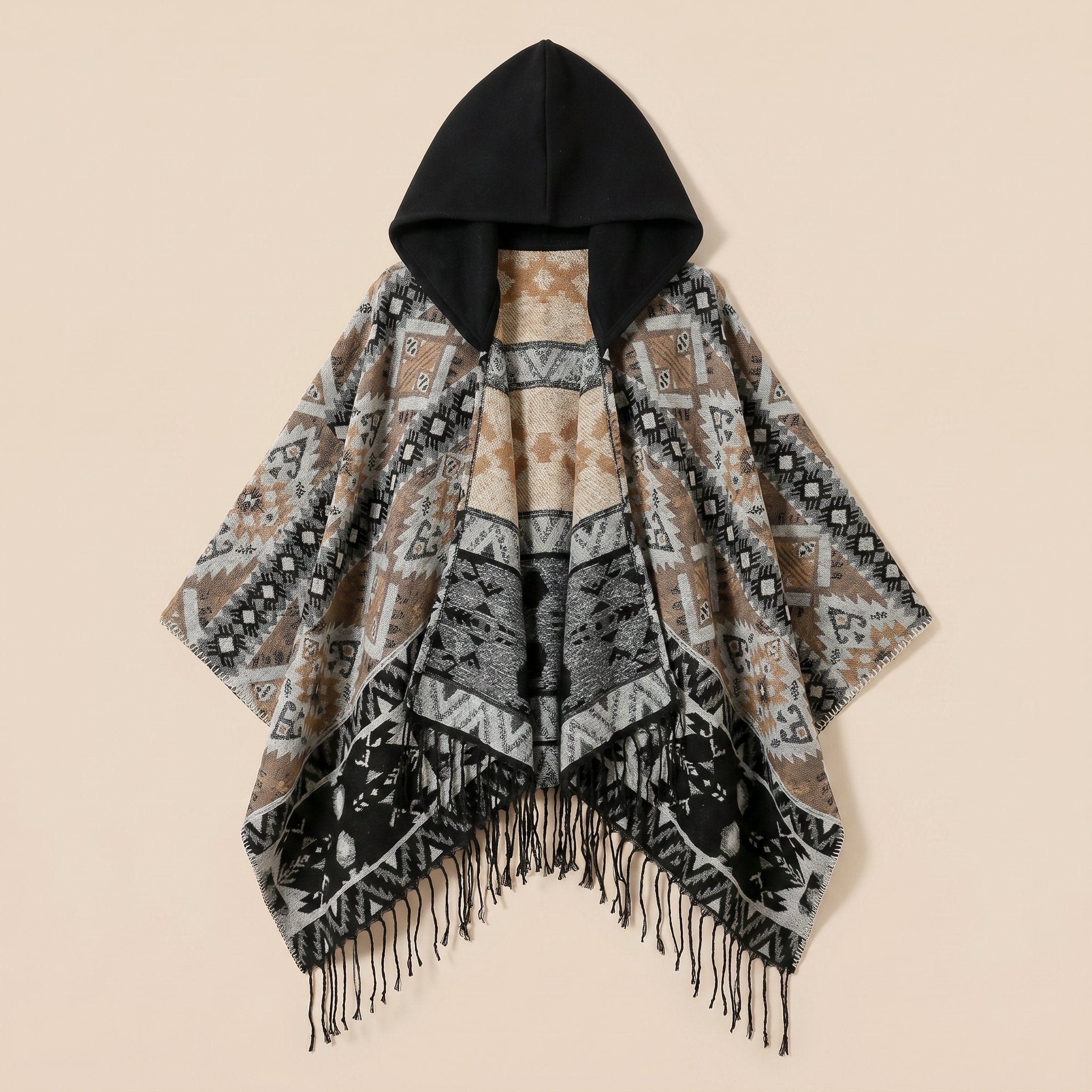 Poncho à capuche homme à motif et franges, coloris beige, noir et gris, présenté à plat de face avec sa capuche noire