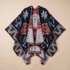 Poncho cape motif Aztèque marine, présenté à plat et entièrement déplié sur un fond uni.