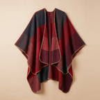 Poncho cape colorblock rouge, présenté à plat sur un fond uni clair, montrant ses motifs.