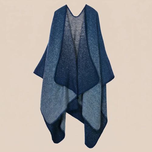 Poncho cape femme bleu jean, posé à plat et déplié, montrant son dégradé de couleurs.