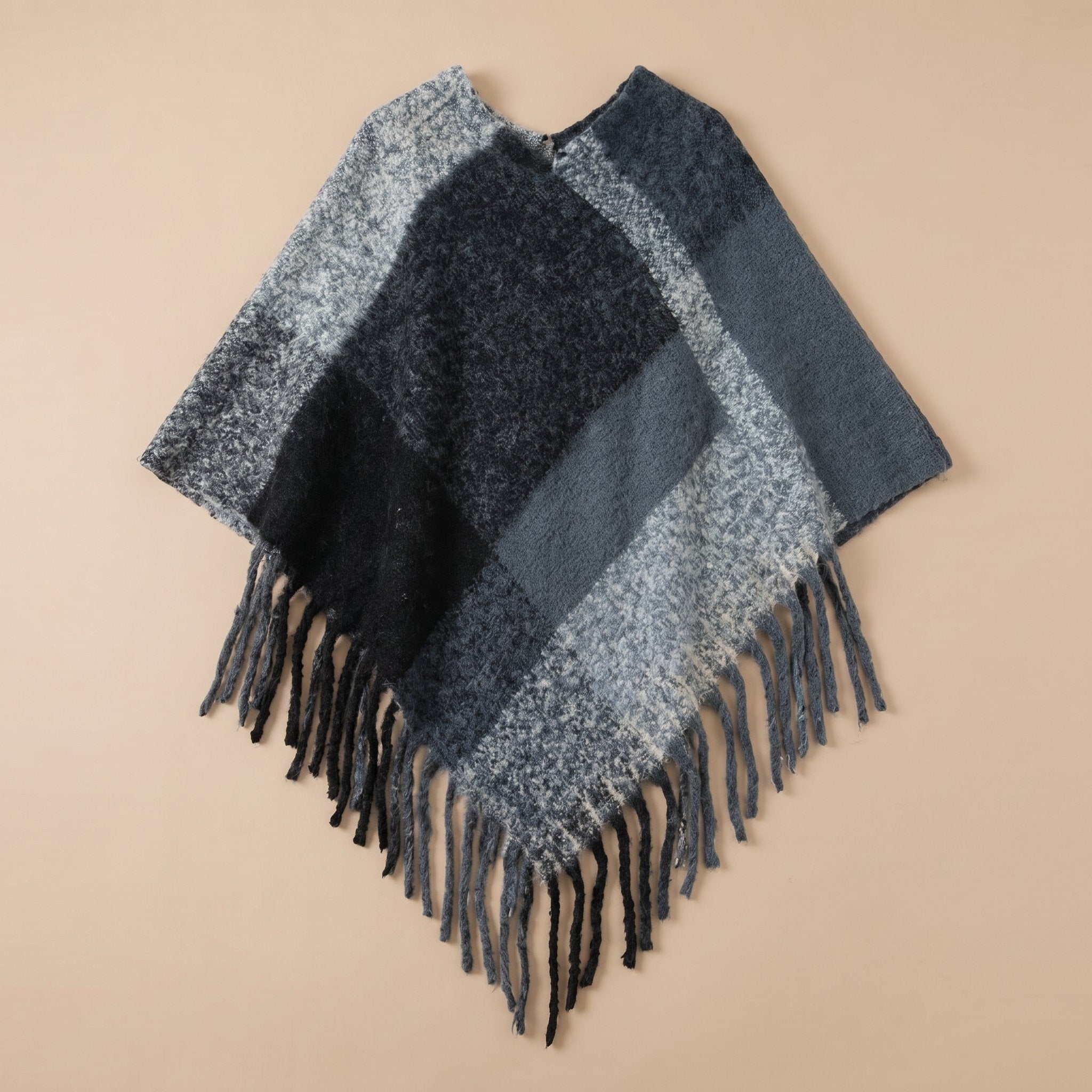 Poncho cape femme colorblock gris et noir présenté à plat, vue d'ensemble, avec ses franges.