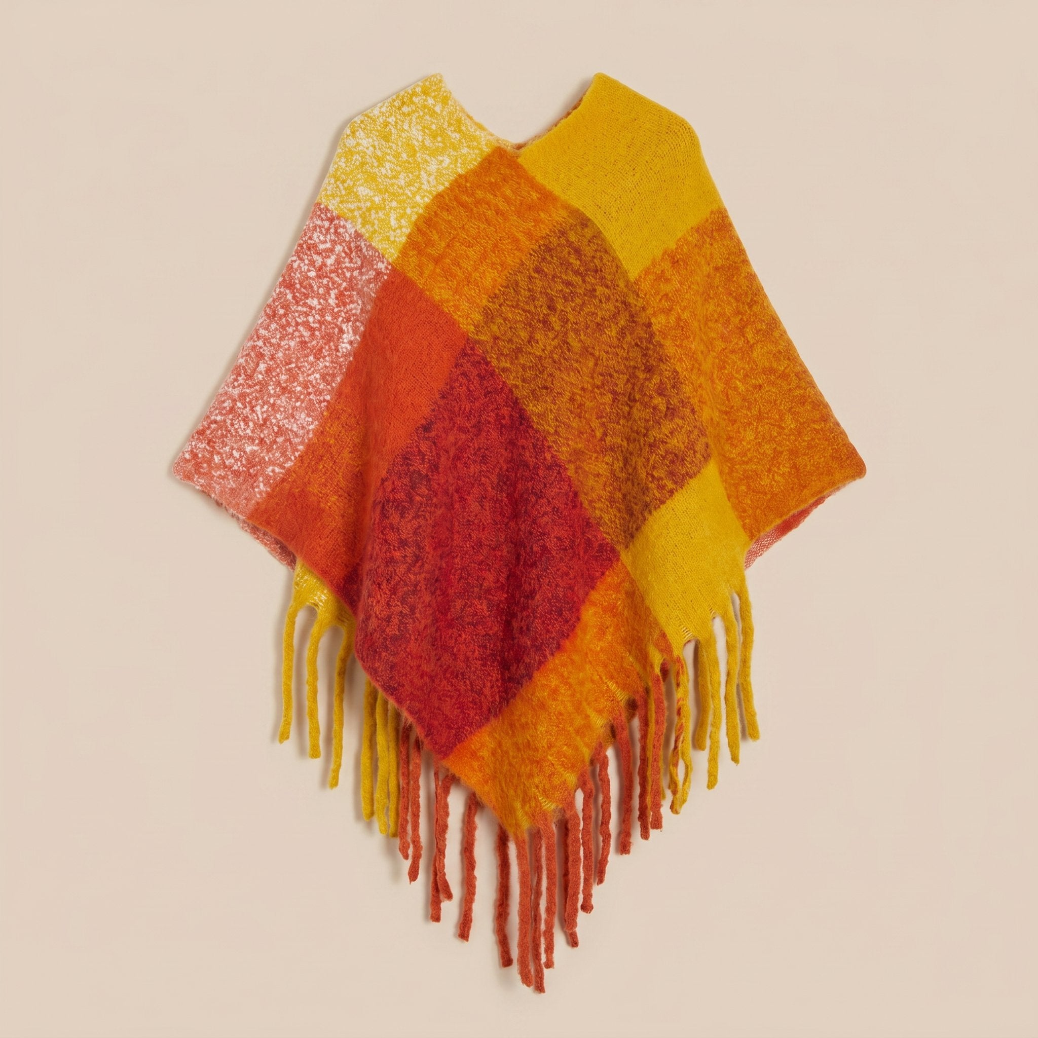 Poncho cape femme colorblock orange, jaune et rouge disposé à plat, vue du dessus.