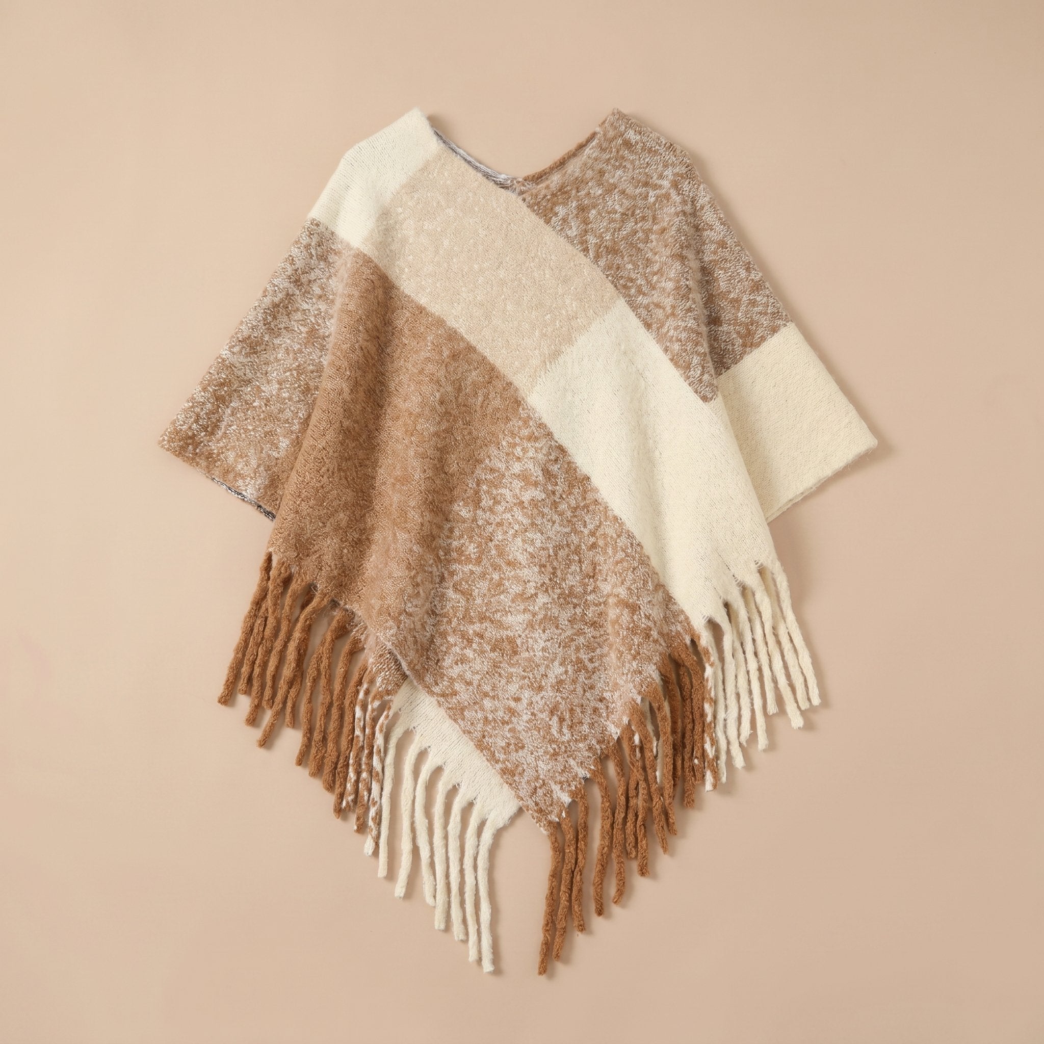 Poncho cape femme colorblock beige et marron étalé à plat, montrant les détails des franges.
