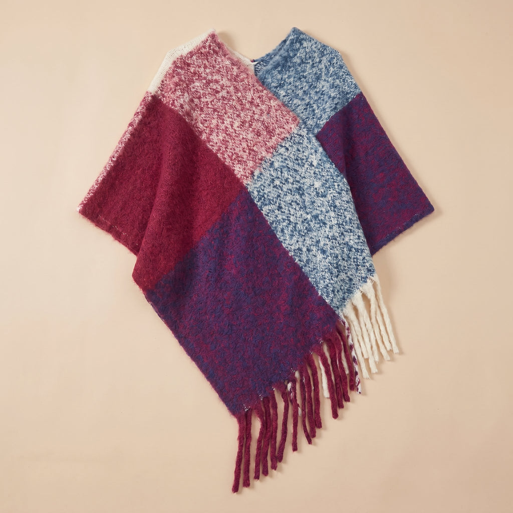 Poncho cape femme colorblock bordeaux, bleu et rose disposé à plat, vue de face.