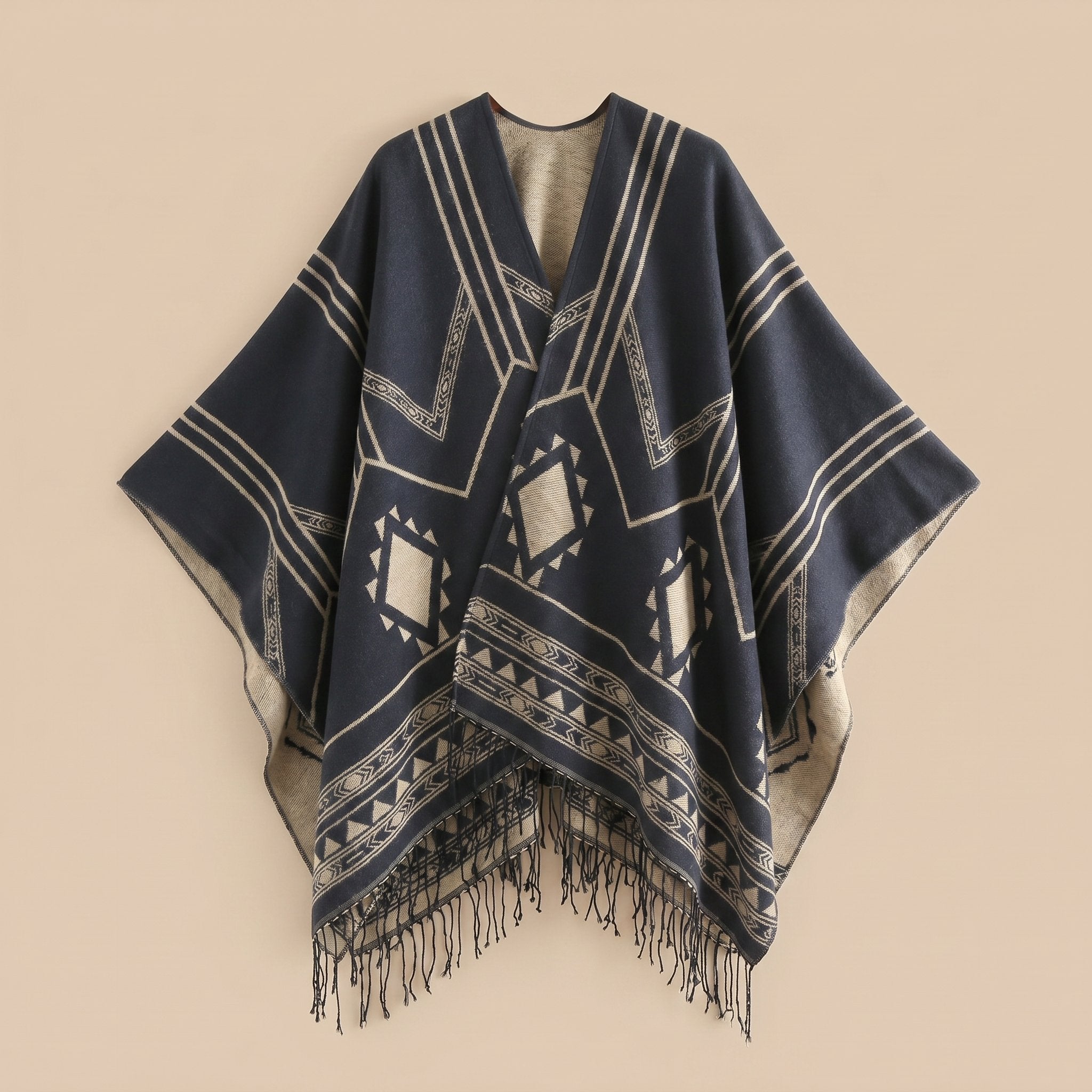 Poncho cape femme à motif géométrique et franges bleu et beige, présenté à plat sur un fond uni, vue de face