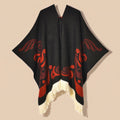 Poncho cape femme ouvert noir et rouge, présenté à plat, montrant clairement sa forme déployée et l'agencement des motifs