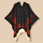 Poncho cape femme ouvert noir et rouge, présenté à plat, montrant clairement sa forme déployée et l'agencement des motifs