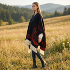 Poncho cape femme ouvert noir et rouge, porté de profil par une femme dans un champ