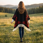 Poncho cape femme ouvert noir et rouge, porté de dos par une femme marchant
