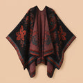 Poncho cape femme motif Paisley noir et rouge, présenté à plat, avec des bordures colorées visibles.