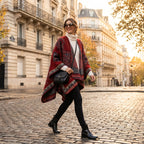Poncho cape femme motif Paisley rouge, porté par une femme souriante marchant dans une rue pavée.