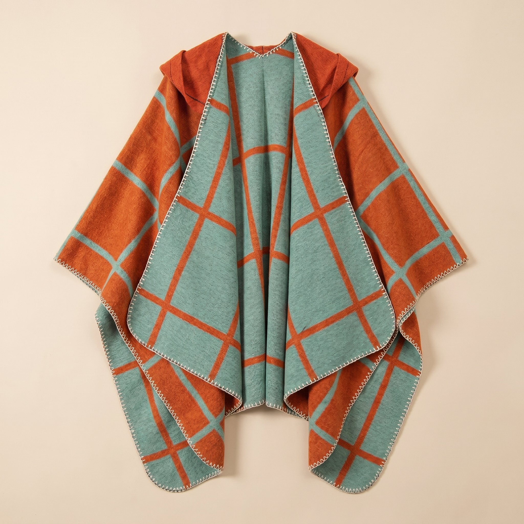 Poncho cape homme à carreaux chaud, orange et bleu-vert, présenté à plat, ouvert, avec sa capuche visible