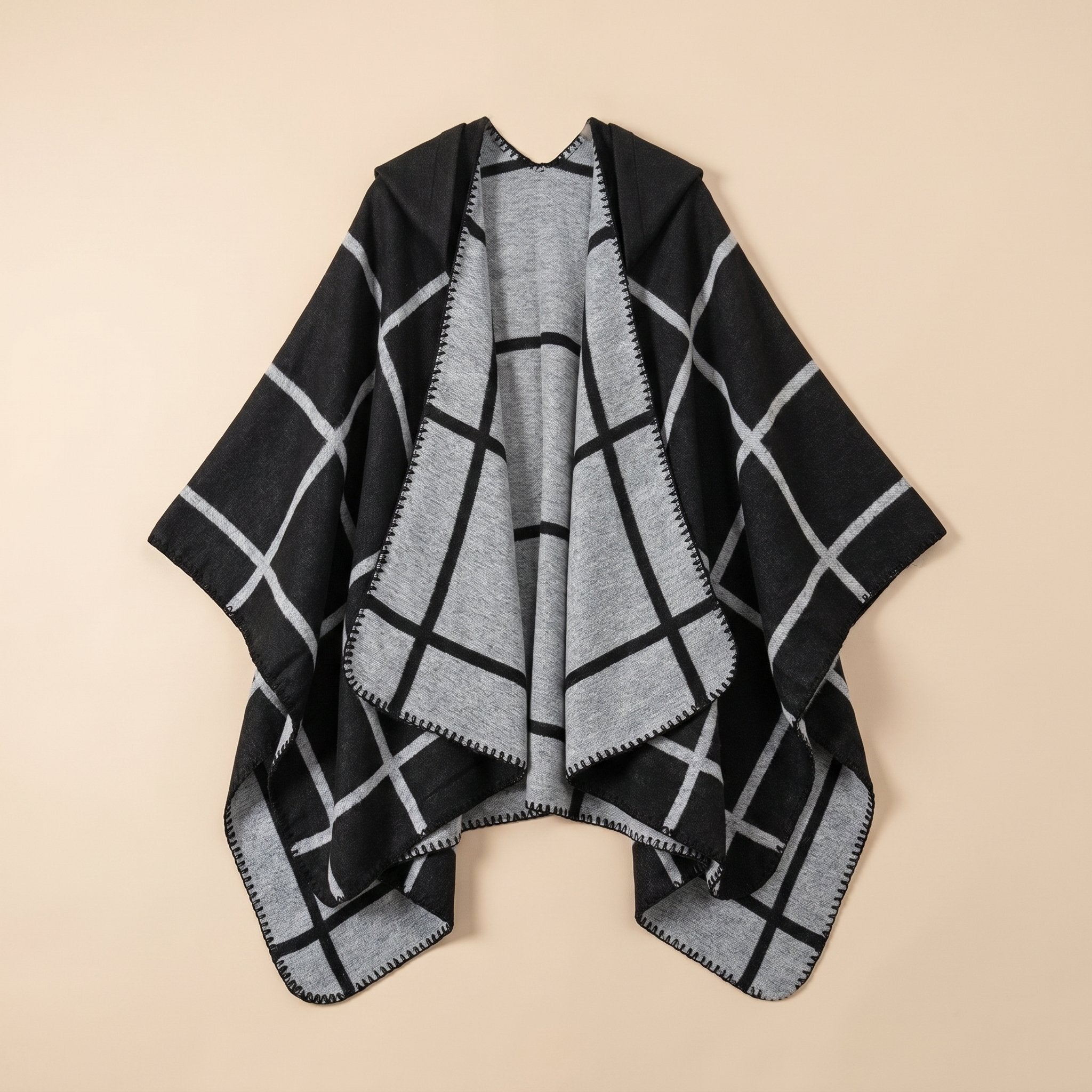 Poncho cape homme à carreaux chaud, noir et gris clair, présenté à plat, ouvert, avec sa capuche