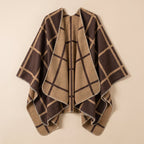 Poncho cape homme à carreaux chaud, marron foncé et beige clair, présenté à plat, sans capuche visible