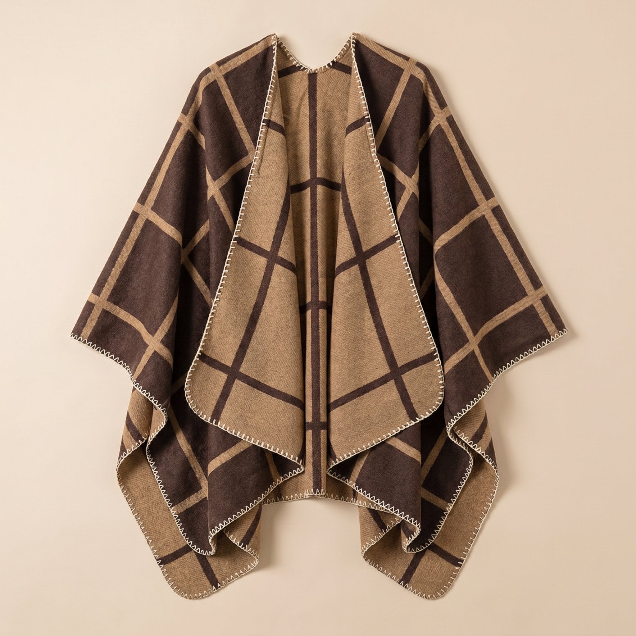 Poncho cape homme à carreaux chaud, marron foncé et beige clair, présenté à plat, sans capuche visible