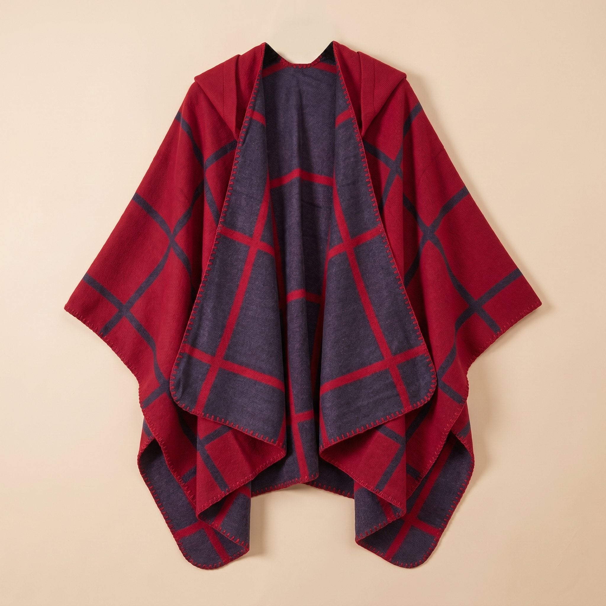 Poncho cape homme à carreaux chaud, rouge bordeaux et bleu marine, présenté à plat, ouvert, avec sa capuche