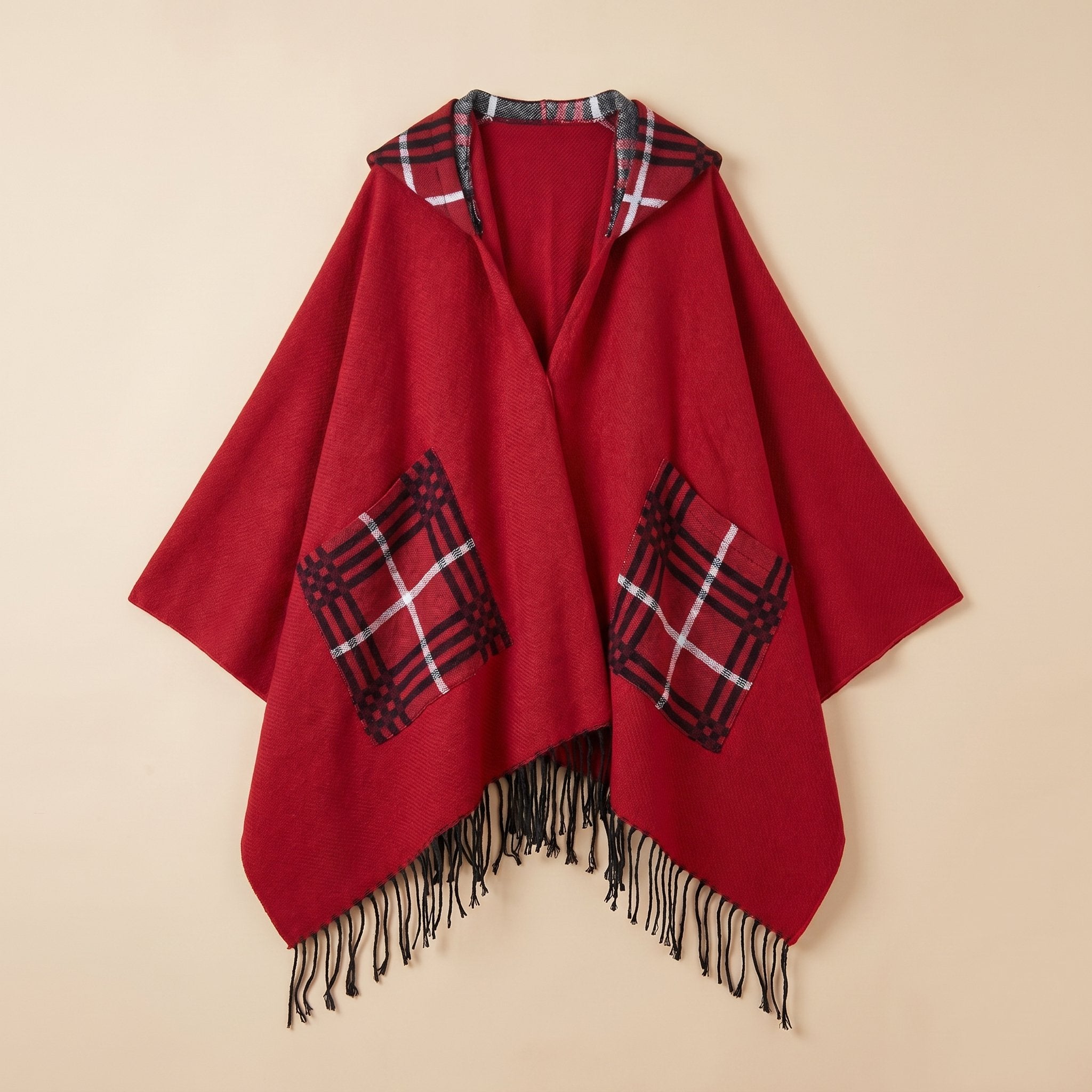 Poncho cape homme à carreaux avec poches rouge, présenté à plat de face, montrant les motifs des poches et de la capuche
