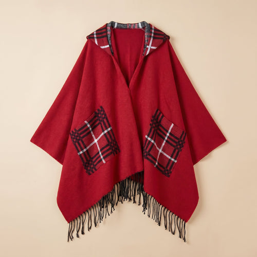 Poncho cape homme à carreaux avec poches rouge, présenté à plat de face, montrant les motifs des poches et de la capuche