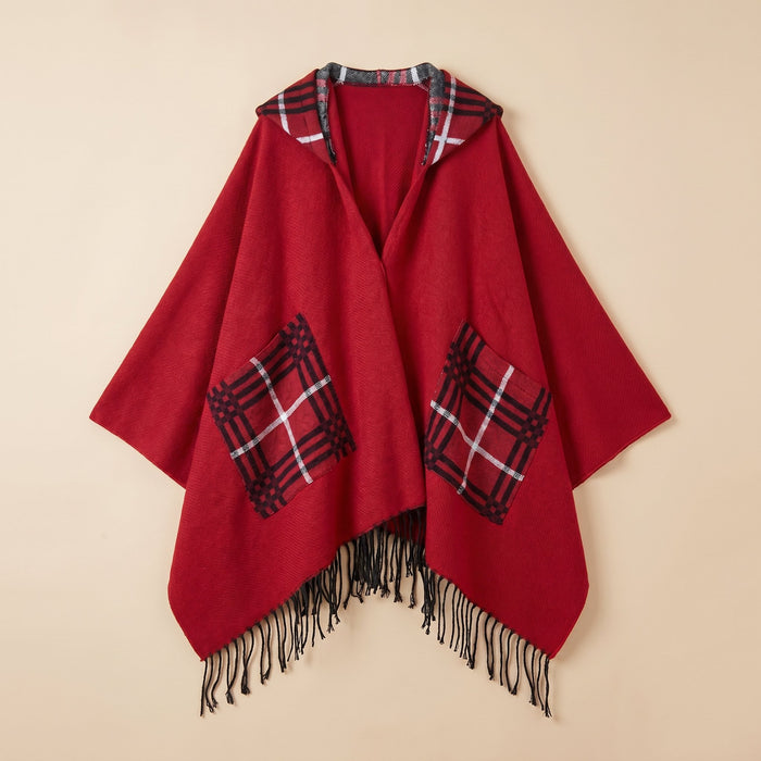 Poncho cape homme à carreaux avec poches rouge, présenté à plat de face, montrant les motifs des poches et de la capuche