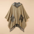 Poncho cape homme à carreaux avec poches beige, présenté à plat de face