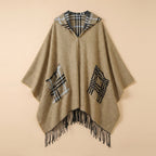Poncho cape homme à carreaux avec poches beige, présenté à plat de face