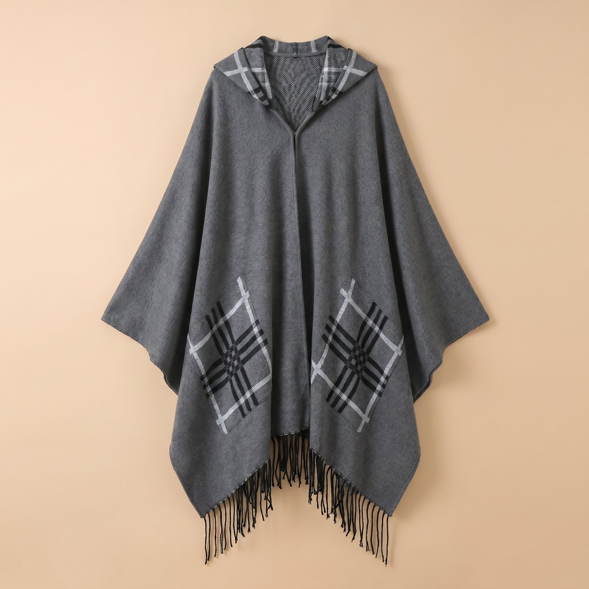 Poncho cape homme à carreaux avec poches gris, présenté à plat de face, détaillant les motifs des poches et la capuche