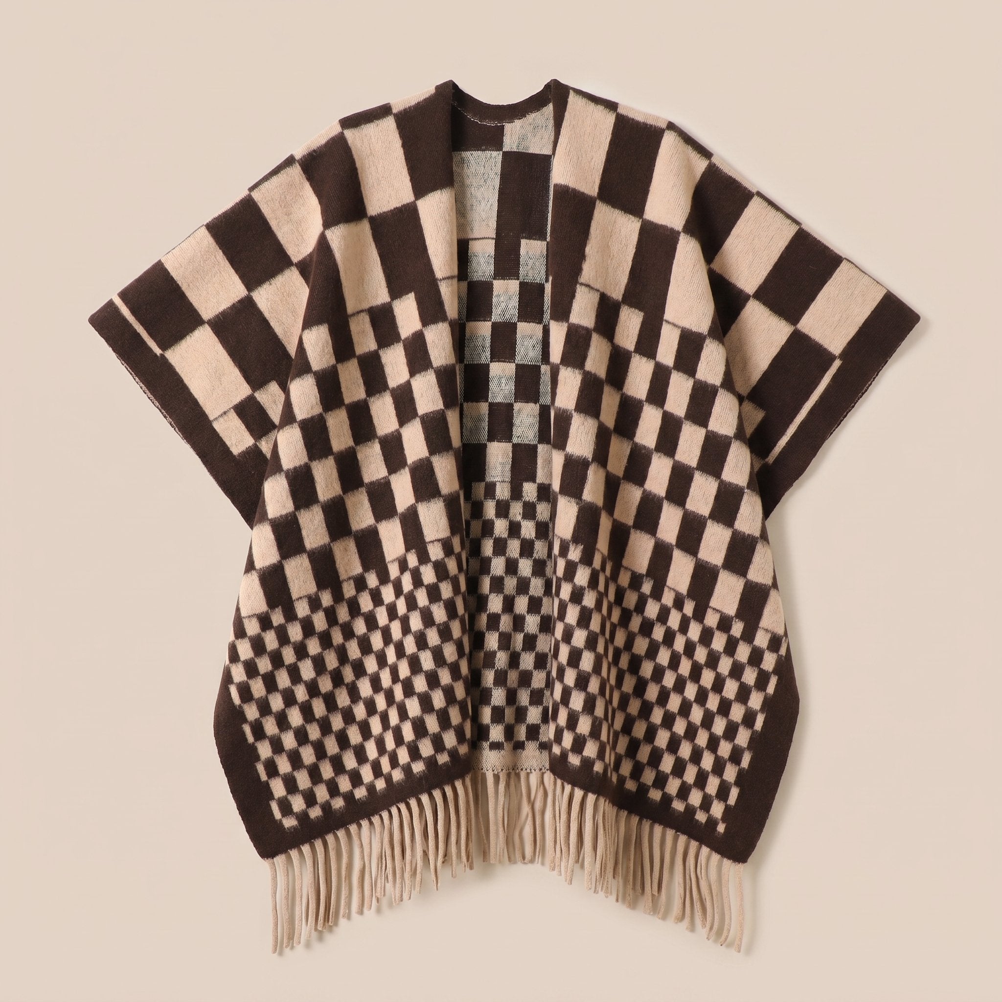 Poncho cape homme à damier marron et beige, posé à plat de face, montrant les franges claires