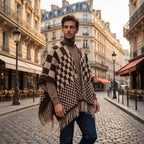 Poncho cape homme à damier marron et beige, porté de face par un homme marchant dans une rue pavée