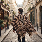 Poncho cape homme à damier marron et beige, porté de dos par un homme marchant dans une ruelle pavée