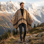 Poncho cape homme ethnique beige, porté par un homme en pleine nature avec des montagnes enneigées.