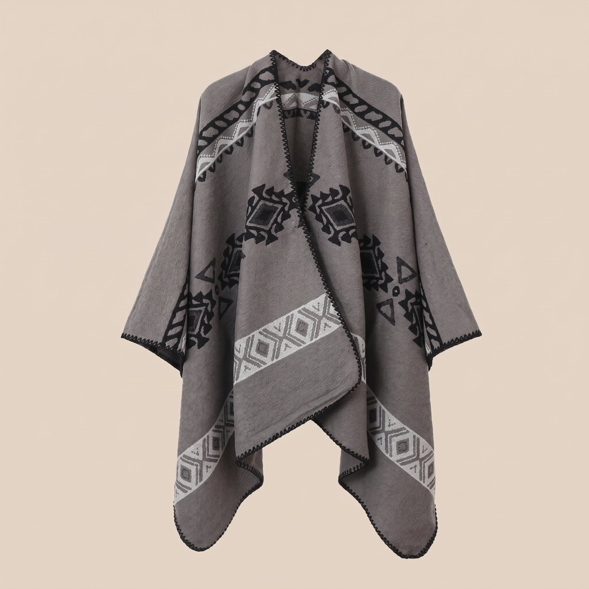 Poncho cape homme ethnique gris, déployé à plat sur un fond neutre.